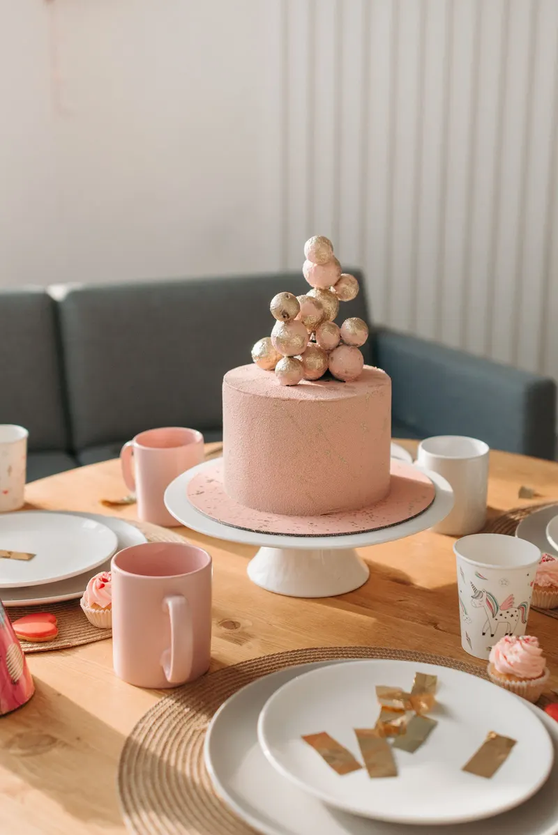 Pyntet bursdagsbord med rosa kake